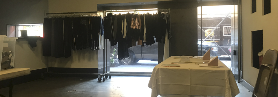 Interior de la tienda de cosméticos natural ecléctico - Foto antes