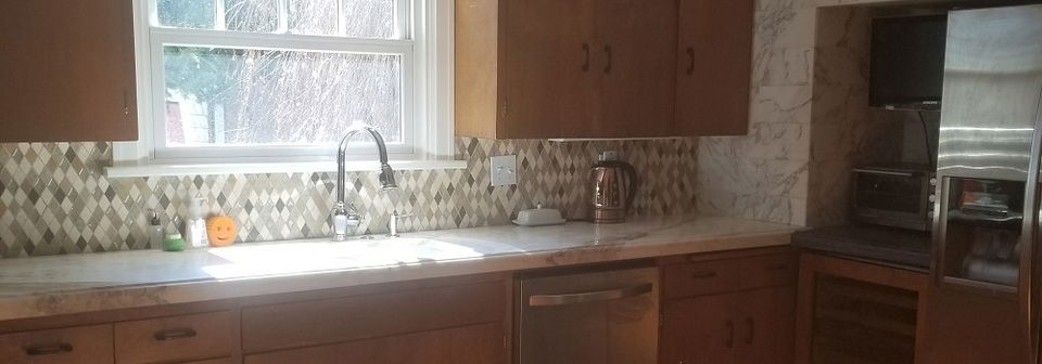 Remodelación de Cocina de Granja Moderna Blanca y Azul - Foto Antes