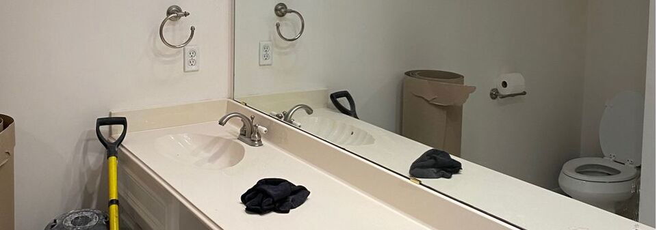 Diseño de baño transicional en gris calmante - Foto antes