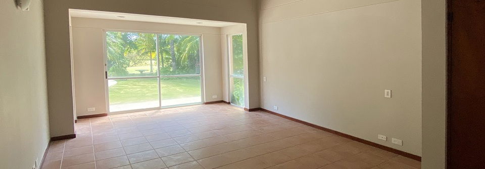 Transformación Moderna Costera de Sala y Dormitorio - Foto Antes