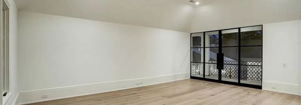 Diseño de dormitorio único y neutral - Foto antes
