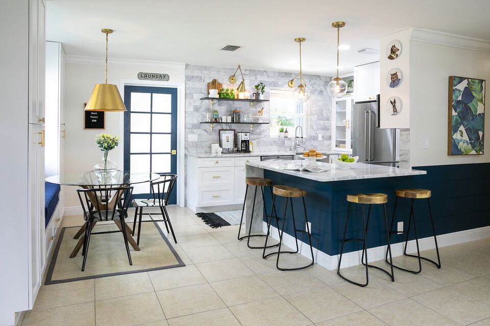 Modern Vibrant Eat-in Kitchen Designer 