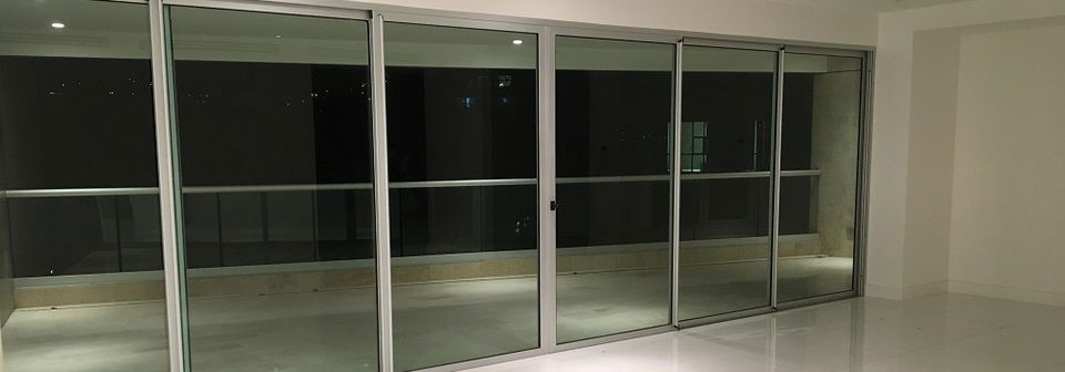 Acentos en teal para apartamento de alta gama - Foto antes