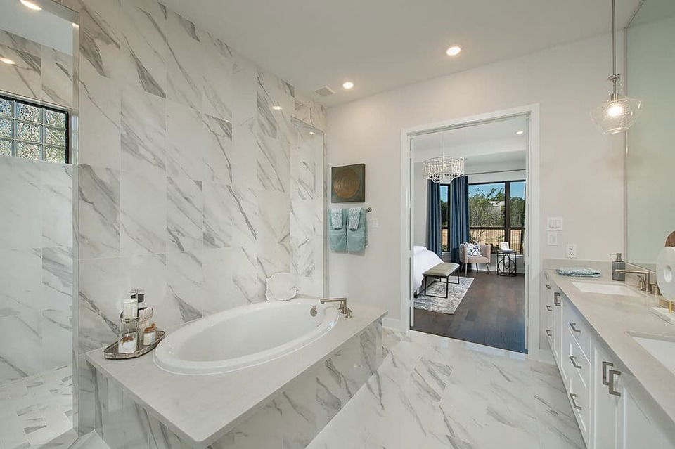 Roman-Style Bathtub in a Modern Bathroom