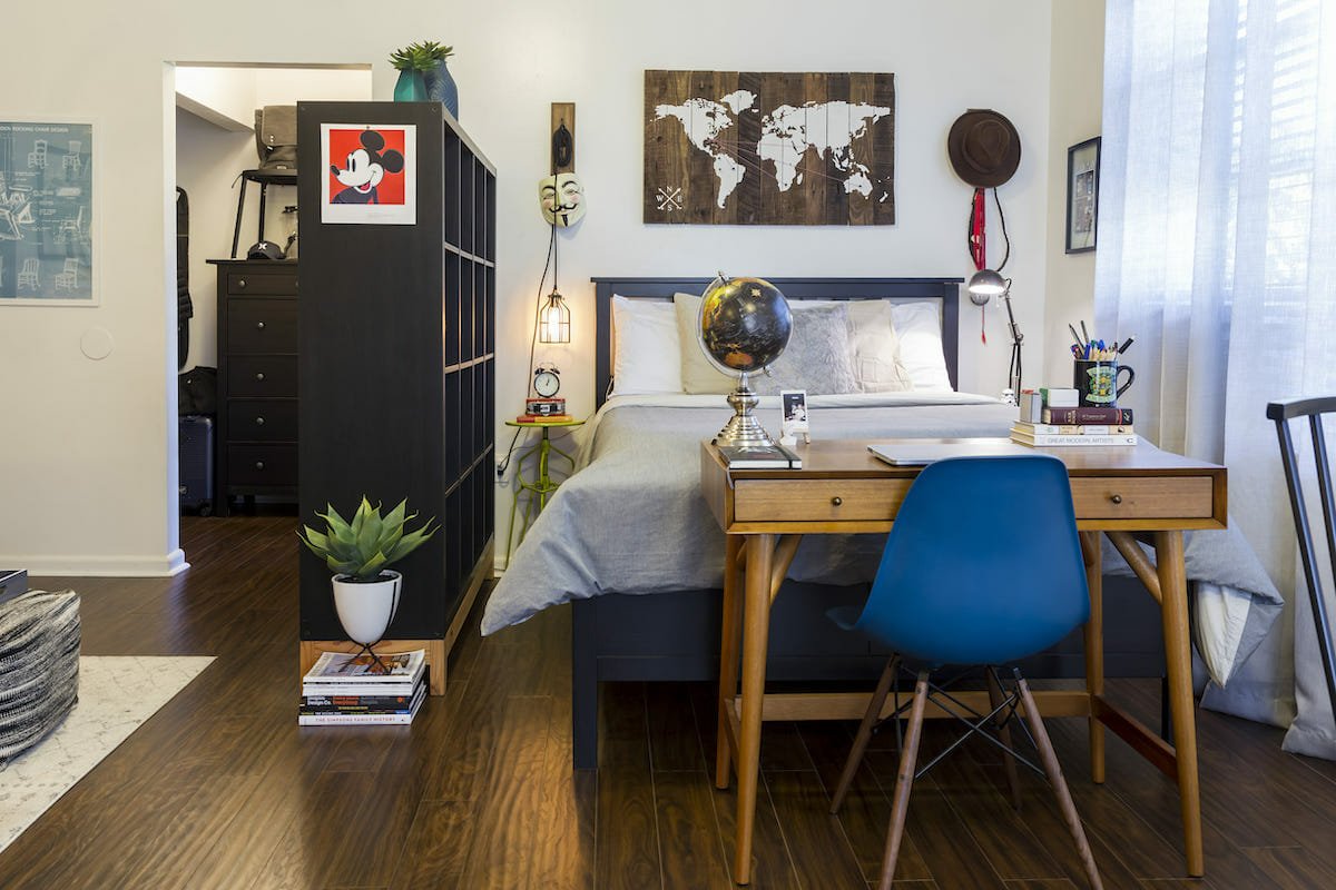 Dividers as small apartment decor in an eclectic studio