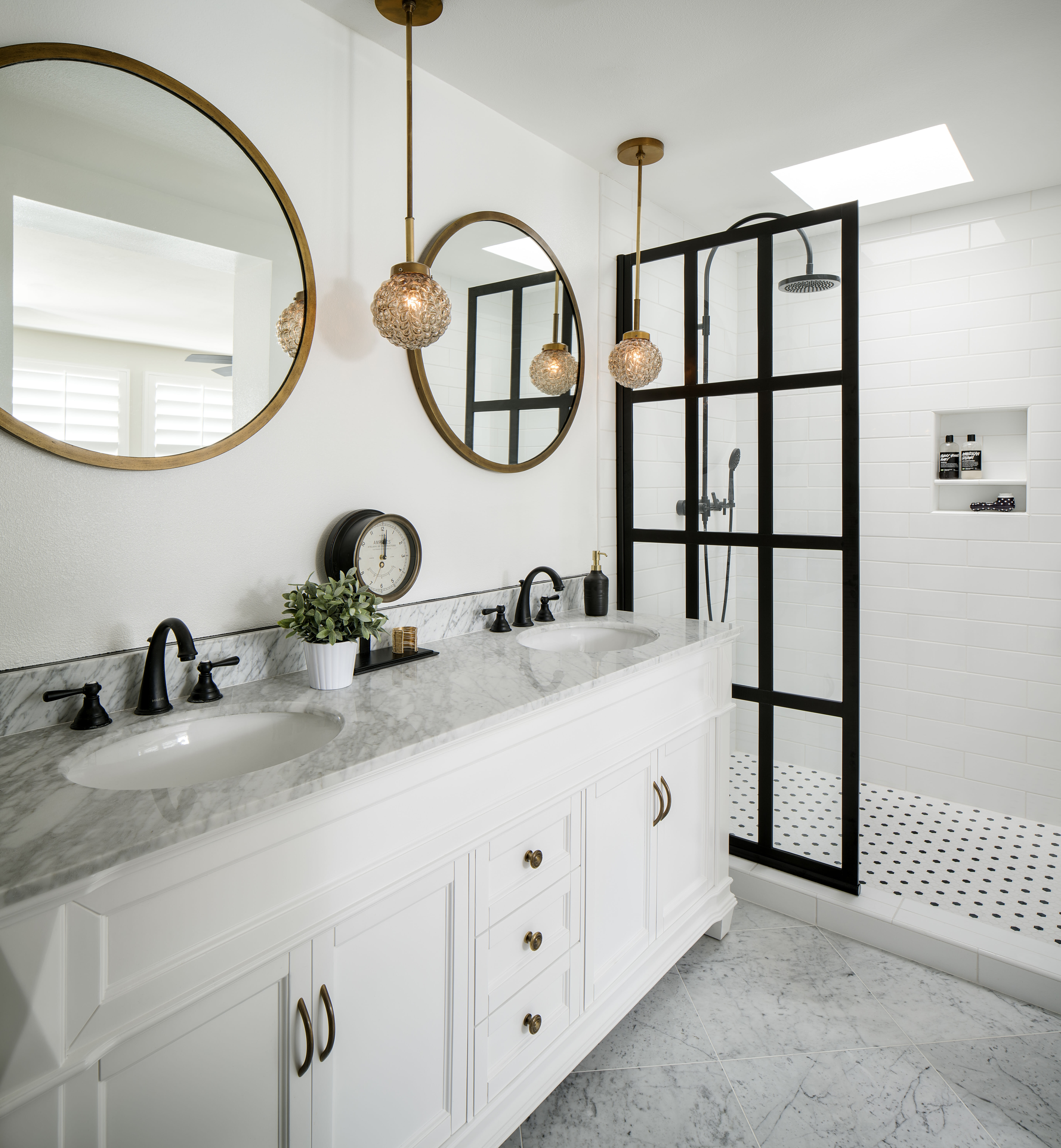 Modern Farmhouse Interior Design 7 Best Tips To Create Your Own   Modern Farmhouse Corine M. Mixing Metals In Bathroom 