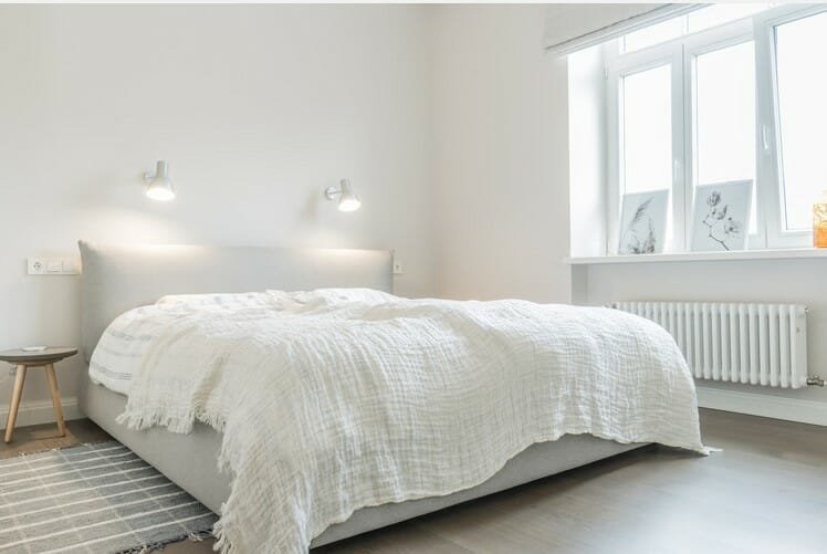 shabby chique slaapkamer met wit linnen