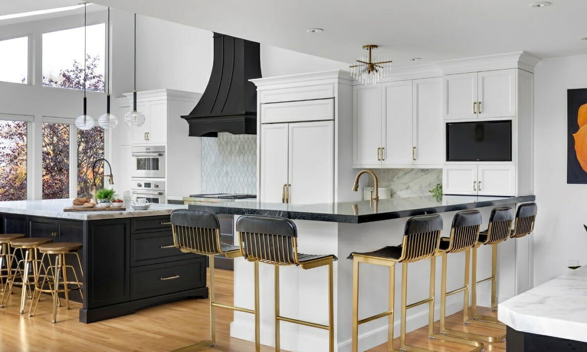 Antes y Después: Cocina de Alta Gama en Negro y Oro por decoradores de interiores en Palm Bay, Florida