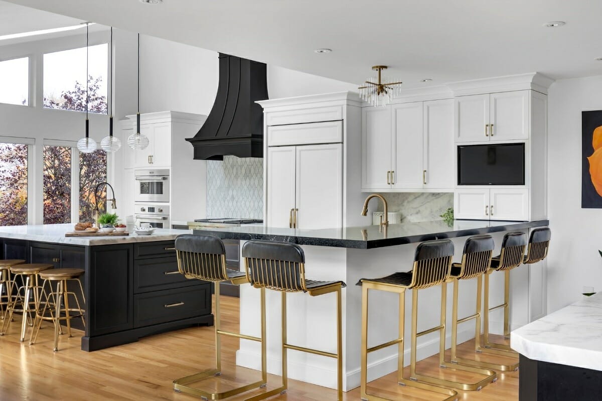 Antes y Después: Cocina de Alta Gama en Negro y Oro por decoradores de interiores en Palm Bay, Florida