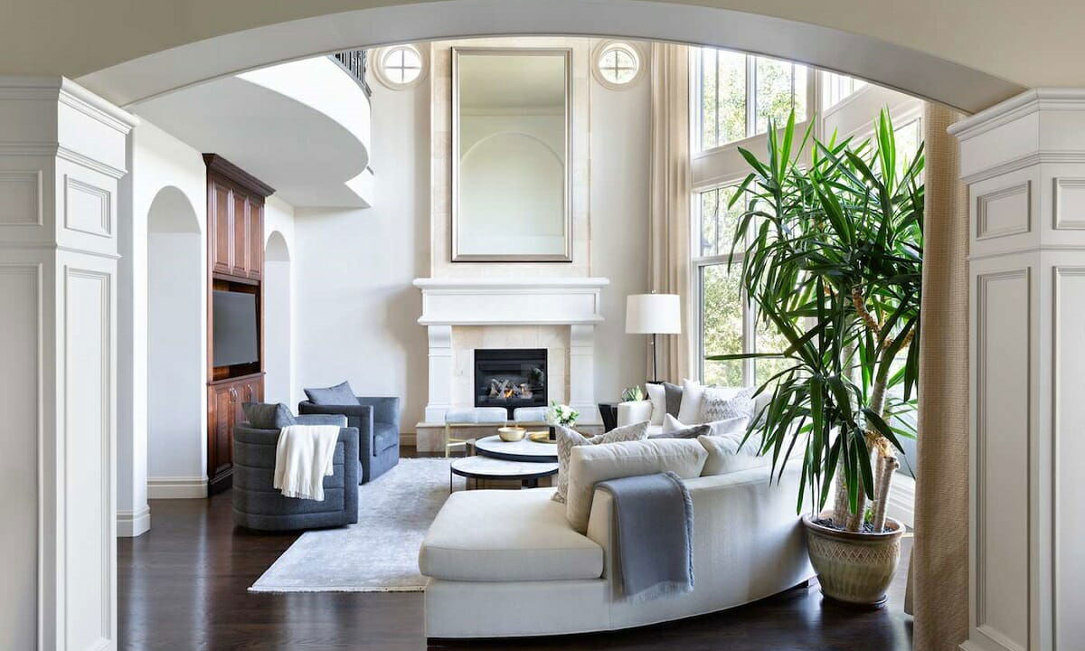 Antes & Después: Sala de estar y comedor elegantes por decoradores de interiores en Wilmington, Carolina del Norte