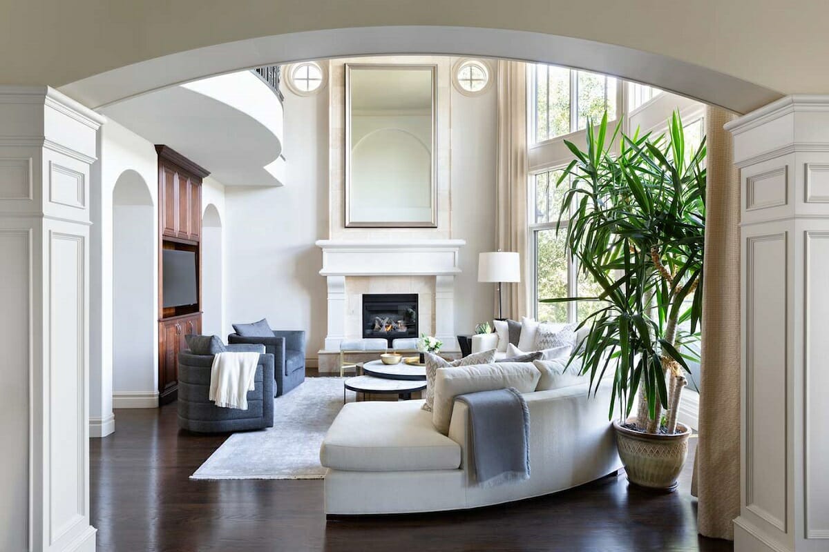 Antes & Después: Sala de estar y comedor elegantes por decoradores de interiores en Wilmington, Carolina del Norte