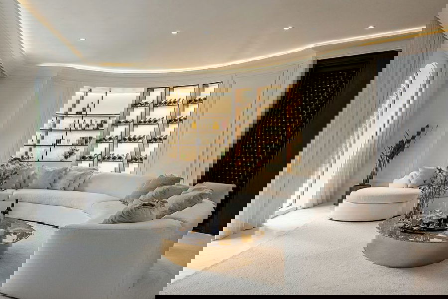 Švelnios išlenktos ir prabangios tekstūros formuoja šią modernią klasikinę Decorilla svetainę