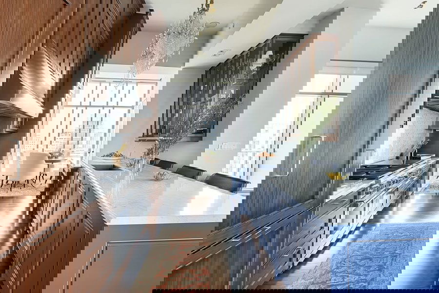 Pereinamoji virtuvė su spalvingomis „Decorilla“ spintelėmis