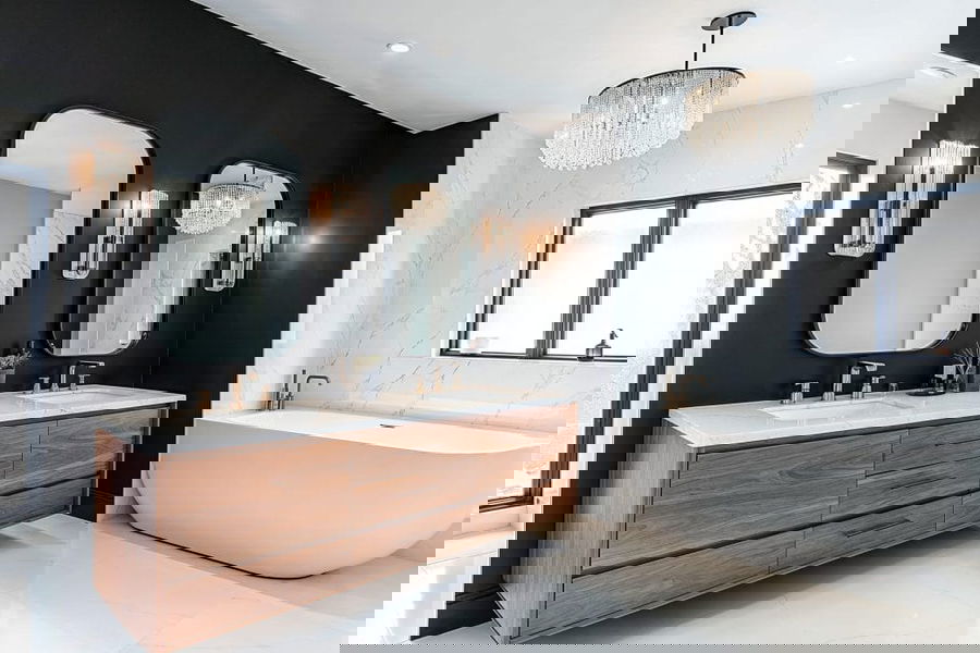 Rénovation de salle de bain principale contemporaine par Decorrilla