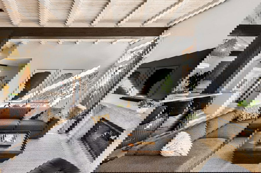 Masculine modern living room by Decorilla interior-designers-near-me Sadie B.