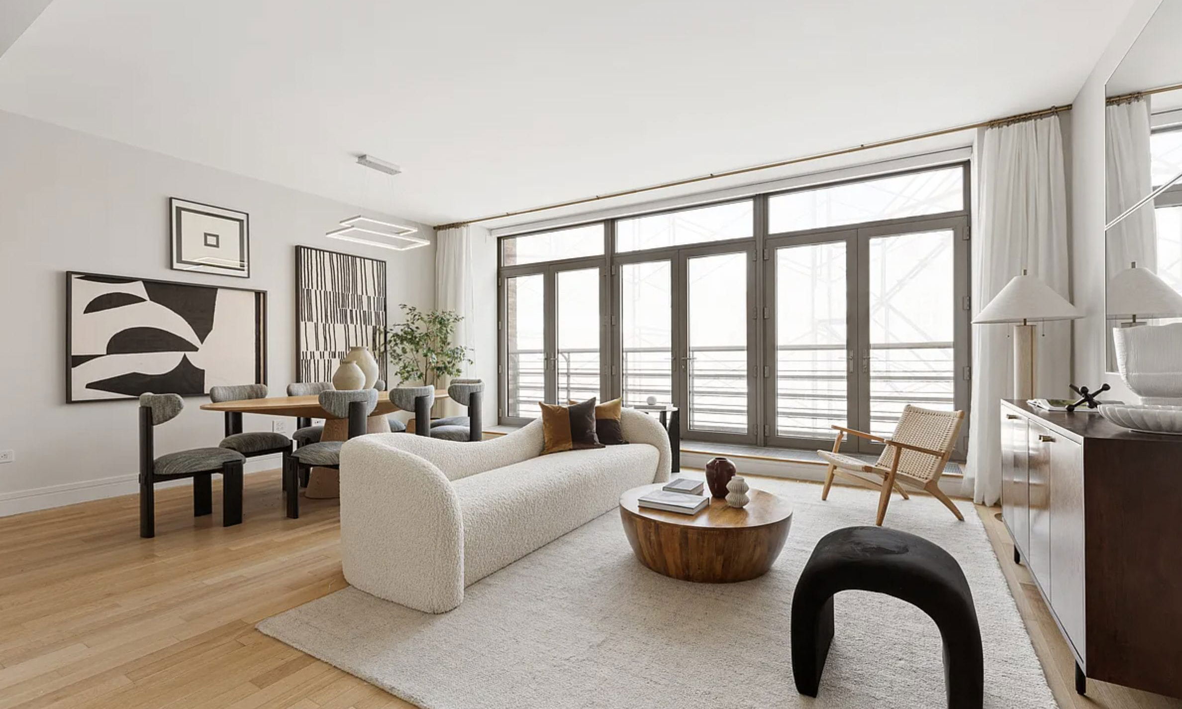 Antes &amp; Después: Reconstrucción Interior Moderna y Mínima por los mejores decoradores de interiores de Seattle