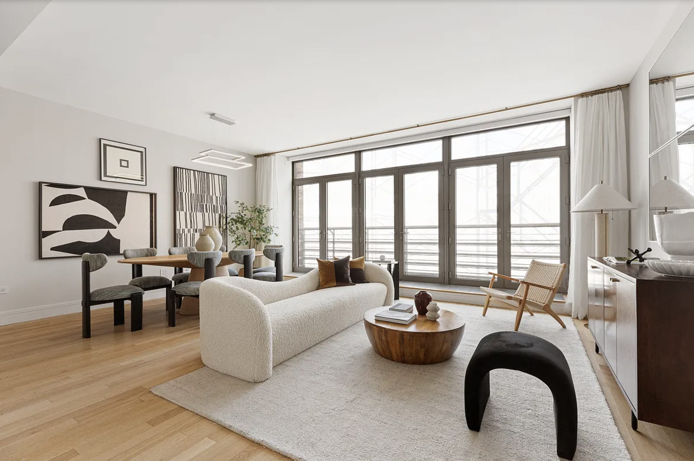 Antes &amp; Después: Reconstrucción Interior Moderna y Mínima por los mejores decoradores de interiores de Seattle