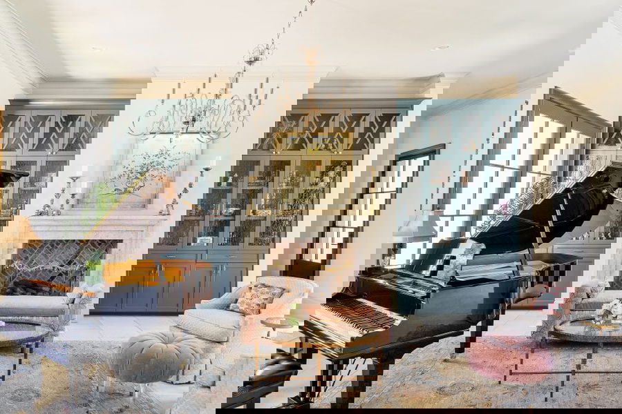 Traditional feminine interior by DECORILLA designer, Lacey H.