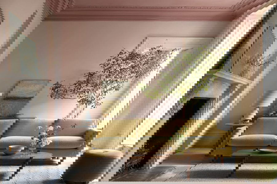 Vintage modern living room featuring the color capping trend by DECORILLA