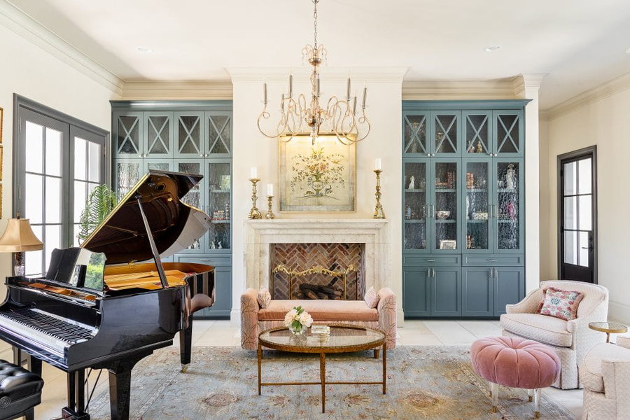 Skirted furniture in a living room by Decorilla designer, Lacy H.